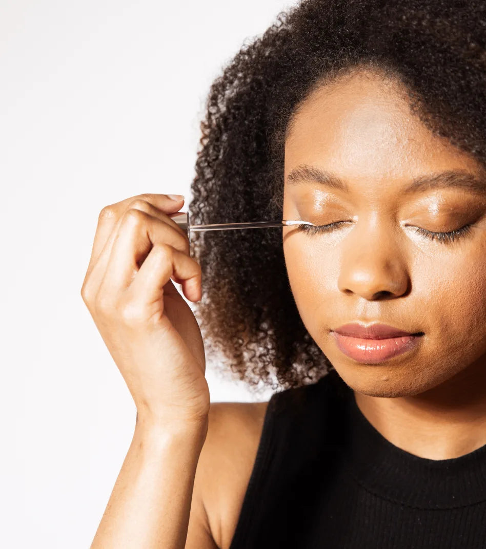 Model applying neuLASH on eyelashes